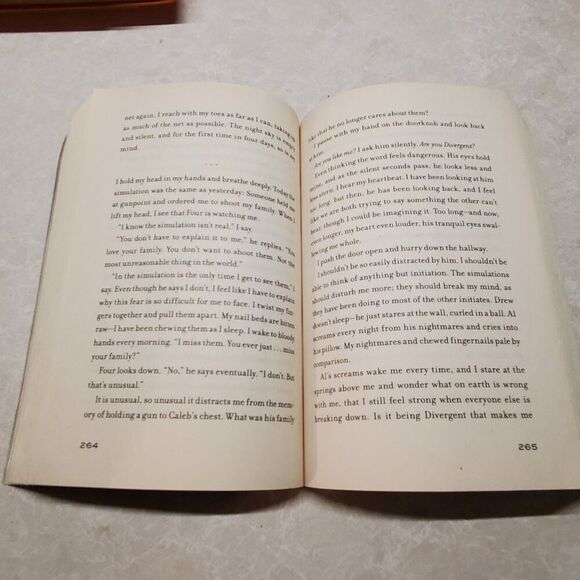 Divergent by Veronica Roth (2012, Paperback) - Picture 7 of 7